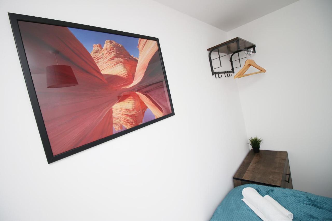 Delft - Spacious Home, High Speed Wi-Fi, Free Parking, Terrace Суиндън Екстериор снимка