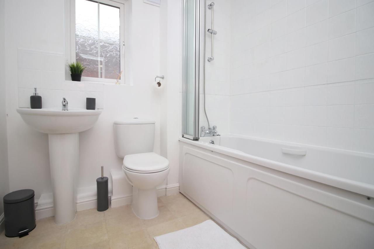 Delft - Spacious Home, High Speed Wi-Fi, Free Parking, Terrace Суиндън Екстериор снимка
