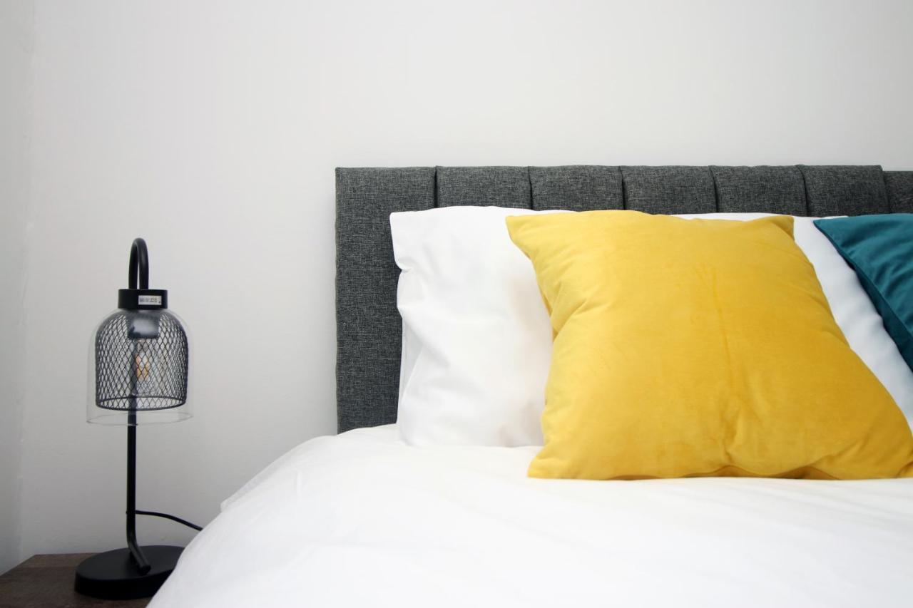 Delft - Spacious Home, High Speed Wi-Fi, Free Parking, Terrace Суиндън Екстериор снимка