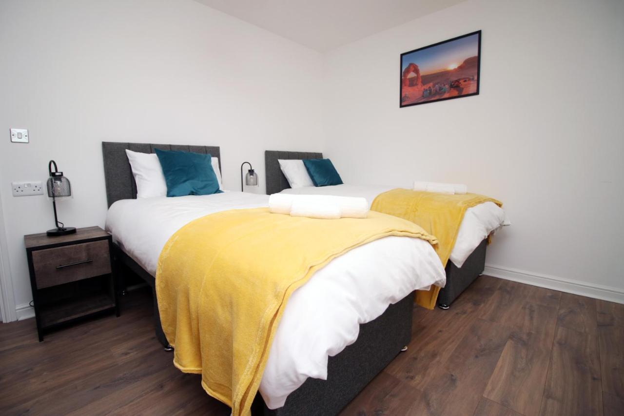Delft - Spacious Home, High Speed Wi-Fi, Free Parking, Terrace Суиндън Екстериор снимка